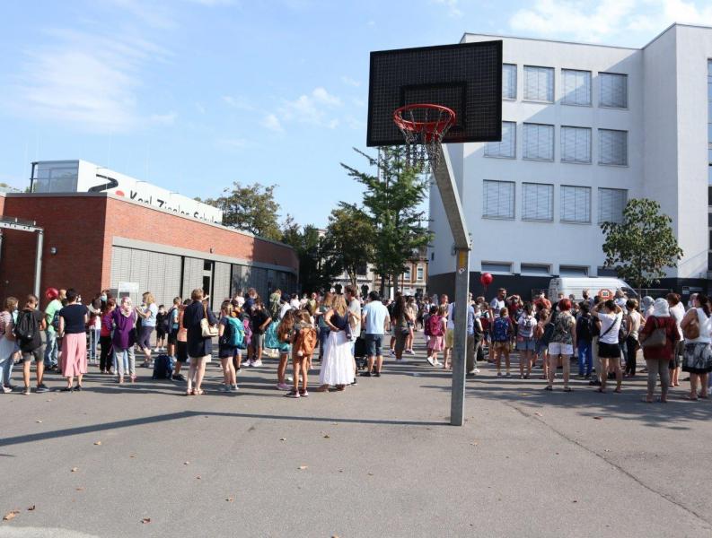 Einschulung-2020_Treffen-auf-Schulhof